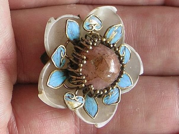 Flower 7 with a gilt silver mounting and pink stone - (4116)